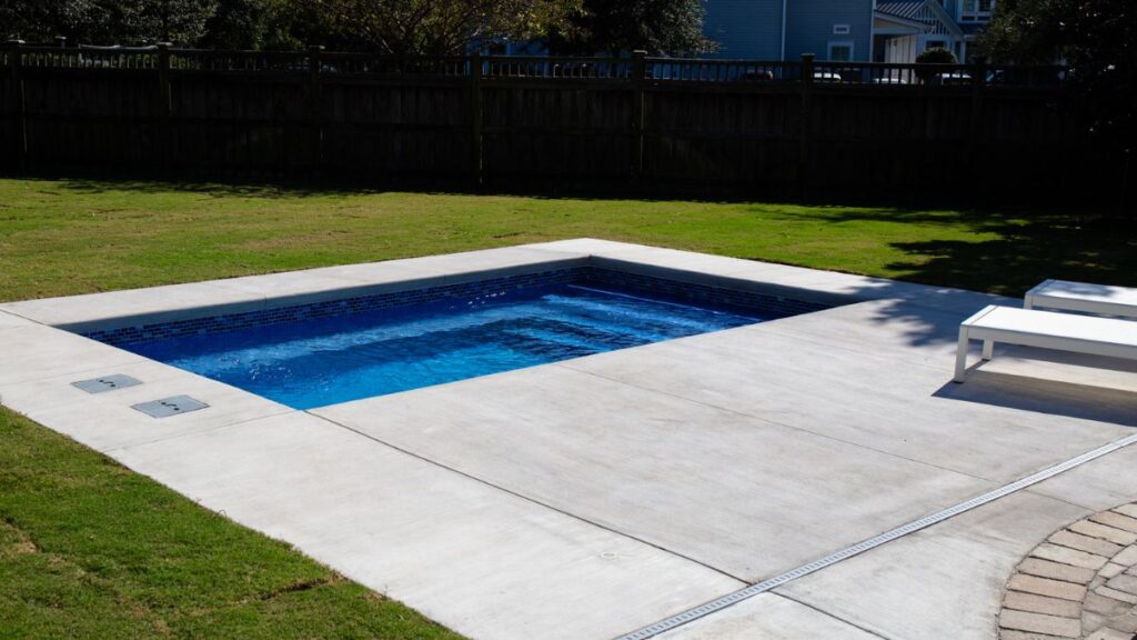 Vinyl liner swimming pool