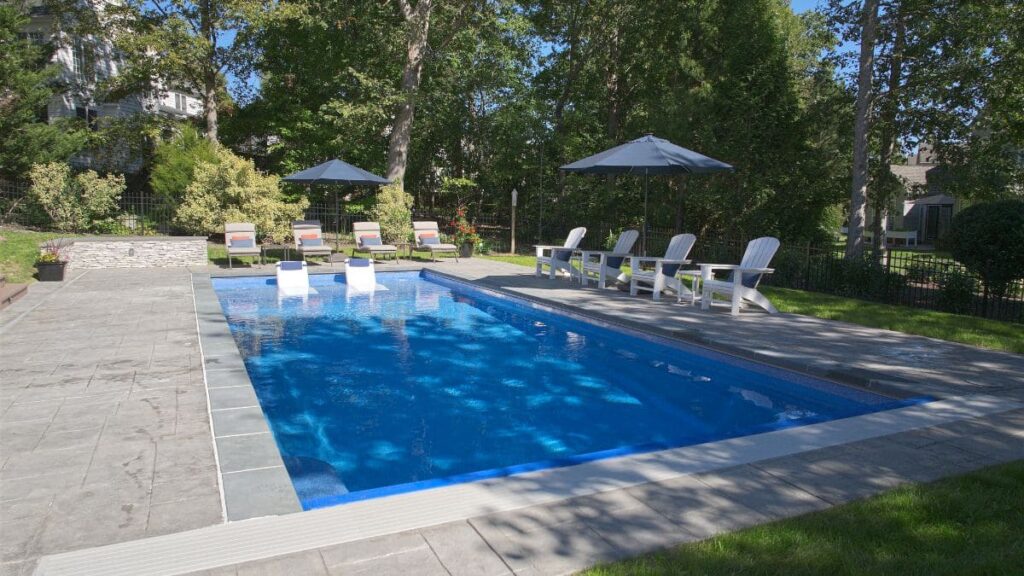 Gunite swimming pool with tanning ledge
